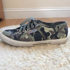 Superga cammo sneakers, sz 6